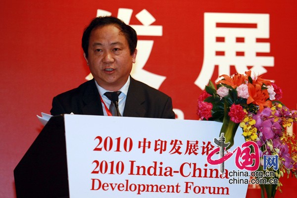 Gong Xiaofeng, executive vice chairman of Electronic Information Industry Sub-council of China Council for the Promotion of International Trade, delivers a speech at the India-China Development Forum, which is held in Beijing Tuesday morning to mark the 60th anniversary of China-India diplomatic relations.[China.org.cn]