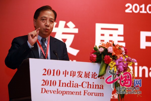 Ma Weigong, deputy editor in cheif of China Radio International, delivers a speech at the India-China Development Forum, which is held in Beijing Tuesday morning to mark the 60th anniversary of China-India diplomatic relations.[China.org.cn]
