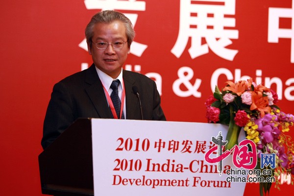 Hu Junkai, executive editor-in-chief of Globe Magazine, delivers a speech at the India-China Development Forum, which is held in Beijing Tuesday morning to mark the 60th anniversary of China-India diplomatic relations.[China.org.cn] 