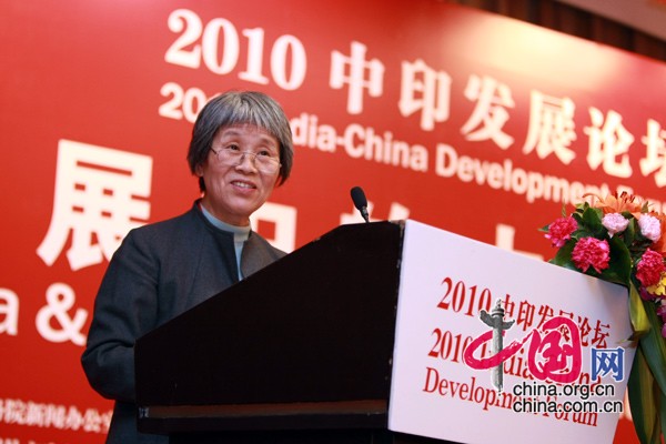 Deng Junbing, professor and wife of the former Chinese ambassador to India, delivers a speech at the India-China Development Forum, which is held in Beijing Tuesday morning to mark the 60th anniversary of China-India diplomatic relations.[China.org.cn]