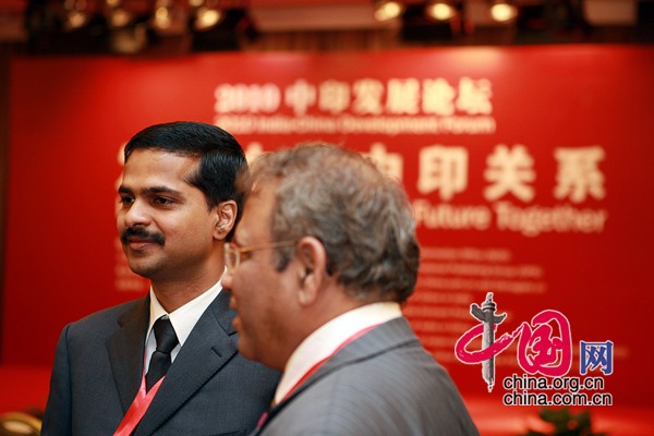 Guests talk at the India-China Development Forum held in Beijing on March 30, 2010[China.org.cn]