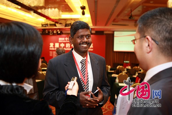 One of the guests is answering questions raised by reporters at the India-China Development Forum held in Beijing on March 30, 2010[China.org.cn] 