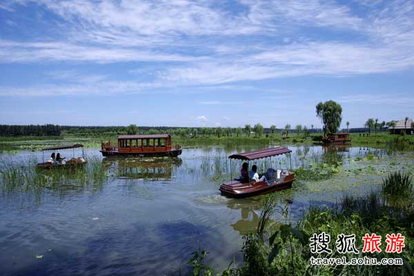 Hanshiqiao park, which is located in Shunyi District of Beijing, has a wetland which is considered the only existing natural reed marsh in the capital. The wetland covers an area of about 1900 hectares, with 163.5 hectares of reed in the center of the area. [Photo:travel.sohu.com] 