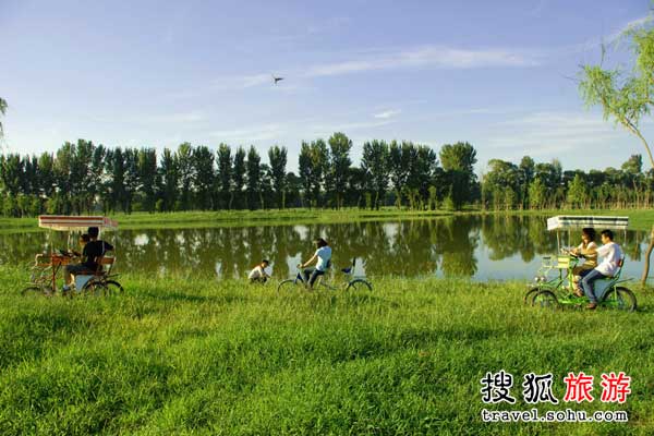 Tour operators at the park offer bicycles and tourists can ride through the three major sections of the park, the forest area, the wetland and the road ringed lake. [Photo:travel.sohu.com]