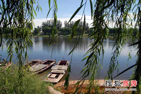 The park is intersected into different sections including a lotus pond, a reed pond and several protected areas for animals and plants. [Photo:travel.sohu.com]