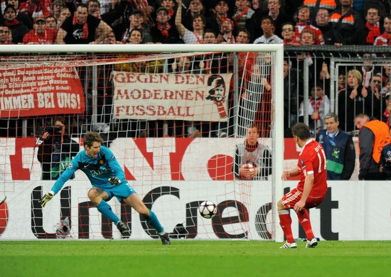 Bayern stun Man. United 2-1 in Champions League.