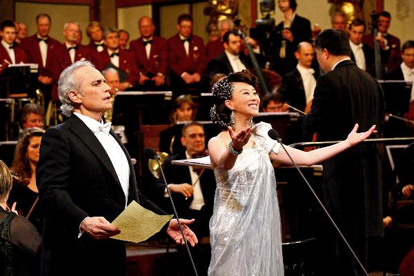 Singers perform in the golden auditorium in Vienna, Austria, March 30, 2010. A classic folk song concert featuring Chinese singer Zu Hai and Spanish singer Jose Carreras was held Tuesday in the Golden Hall in Vienna to mark the upcoming Shanghai Expo. 