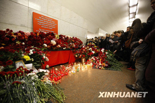 People pray for the bomb victims at the Lubyanka Metro Station in Moscow, capital of Russia, March 30, 2010. Tuesday was set as a Day of Mourning for those victims of the tragic bomb attacks. 