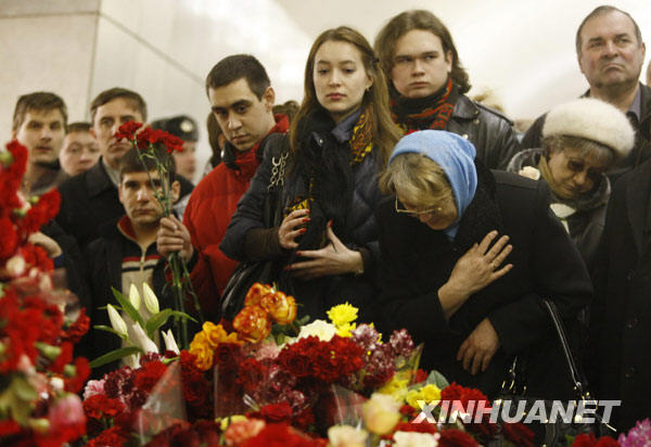 People mourn the bomb victims at the Lubyanka Metro Station in Moscow, capital of Russia, March 30, 2010. Tuesday was set as a Day of Mourning for those victims of the tragic bomb attacks.