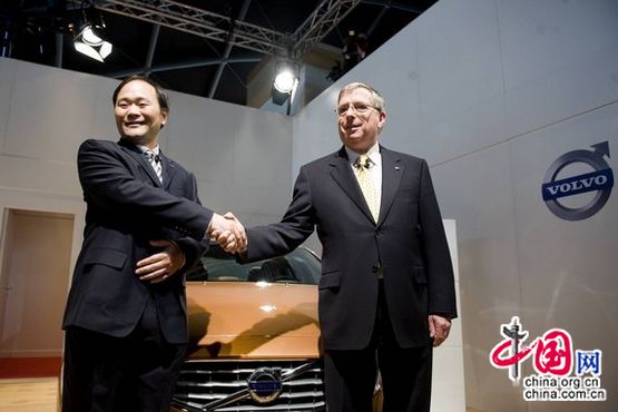 Geely Chairman Li Shufu (L) with CFO of Ford Motor Company, Lewis Booth (FRONT R) after signing a deal in Goteborg of Sweden. [CFP]