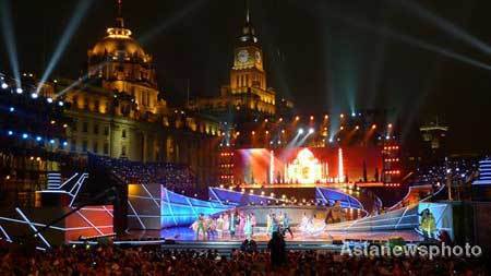  A music gala is held to mark the 30-day countdown to 2010 World Expo at the Bund in Shanghai, March 30, 2010. [Asianewsphoto] 