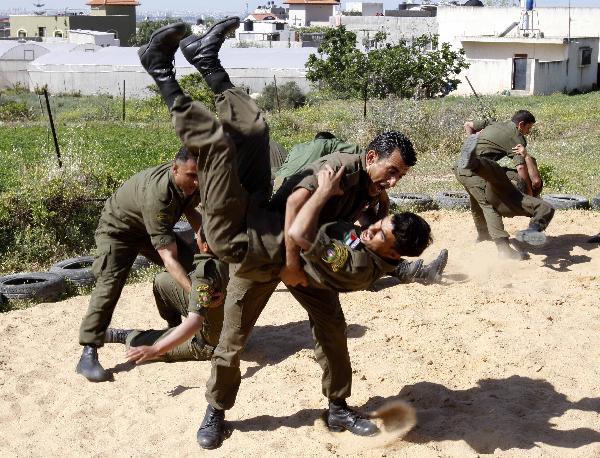 Palestinian security force members take part in a military training in the west bank city of Qalqilia on March 31, 2010. [Mahmud Shanti/Xinhua]