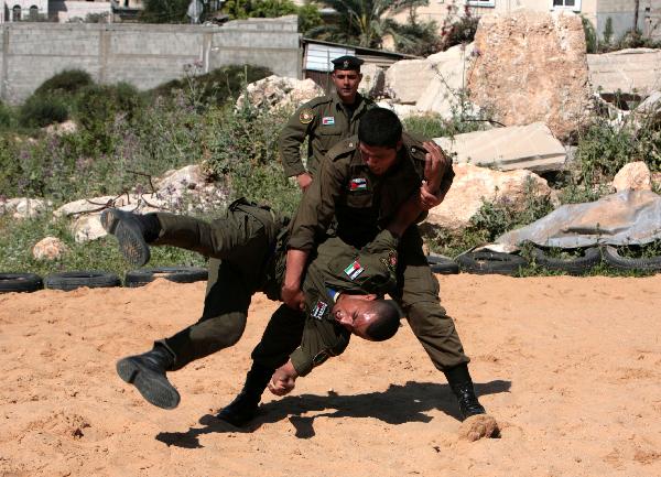 Palestinian security force members take part in a military training in the west bank city of Qalqilia on March 31, 2010. [Mahmud Shanti/Xinhua]