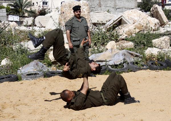 Palestinian security force members take part in a military training in the west bank city of Qalqilia on March 31, 2010. [Mahmud Shanti/Xinhua]