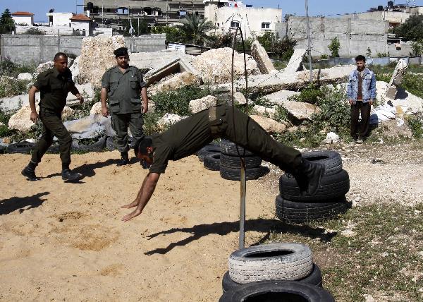 Palestinian security force members take part in a military training in the west bank city of Qalqilia on March 31, 2010. [Mahmud Shanti/Xinhua]