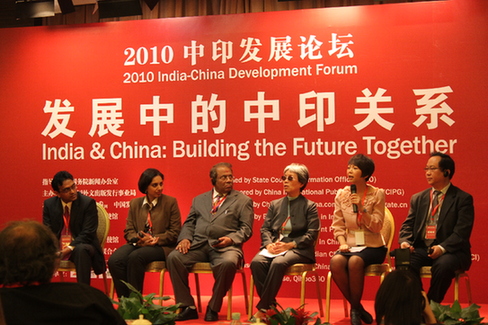 Chinese and Indian journalists discuss how to build a platform for the two countries. [Ren Zhongxi/China.org.cn]