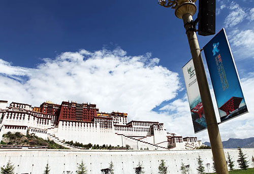 Photo shows a poster of World Expo 2010 on the Potala Palace Square. [Photo: Tibet Daily]