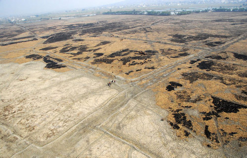 Photo taken on March 27, 2010, shows the aerial view of a drought-stricken lake in Xiangyun County, Dali, southwest China’s Yunnan Province.[chinanews.com.cn]