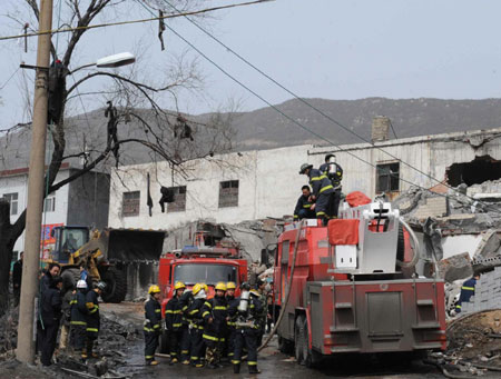 Rescuers arrive at the coal mine after the explosion, Yichuan County of Henan Province, April 1, 2010. [Xinhua] 