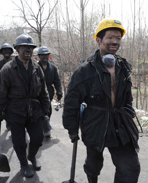 Rescuers are seen near the site of the mine blast, Yichuan County of Henan Province, April 1, 2010. [Xinhua] 