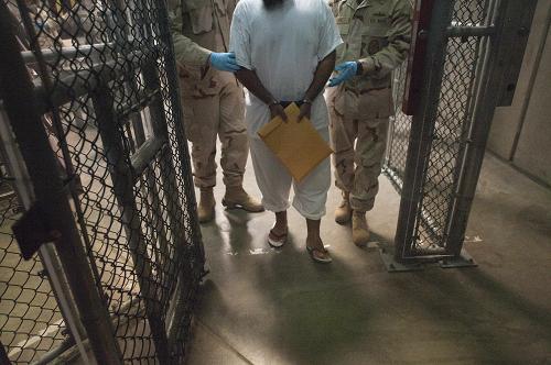 A Guantanamo detainee is transported by guards inside the detention facility at Guantanamo Bay U.S. Naval Base, Cuba, Monday, March 30, 2010.[Xinhua/AFP]