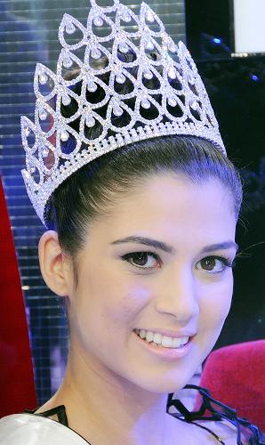 Gizem Memic poses for photos with crown in Istanbule, Turkey, April 1, 2010. Nineteen-year-old Gizem Memic won Miss Turkey 2010 here on Thursday and she will compete for the Miss World on behalf of Turkey in Vietnam. [Xinhua]