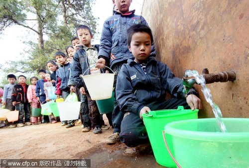 Students wait in line for water at a local school in Xundian autonomous county, in Southwest China's Yunnan province on March 31, 2010. [CFP] 