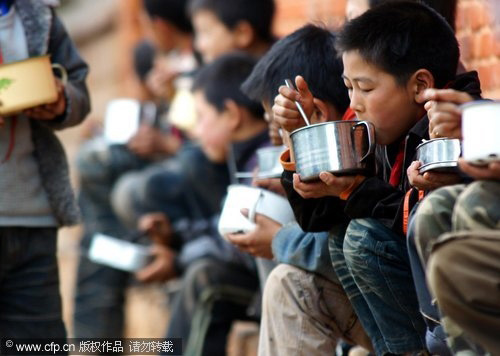 Students have their lunch at a local school in Xundian autonomous county, in Southwest China's Yunnan province on March 31, 2010. [CFP] 