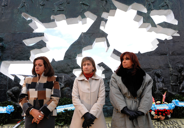 Argentine President Cristina Fernandez (R) attends a ceremony marking the 28th anniversary of the Malvinas Islands war between Argentina and Britain, in the southern city of Ushuahia, Argentina, April 2, 2010. [Telam/Xinhua]