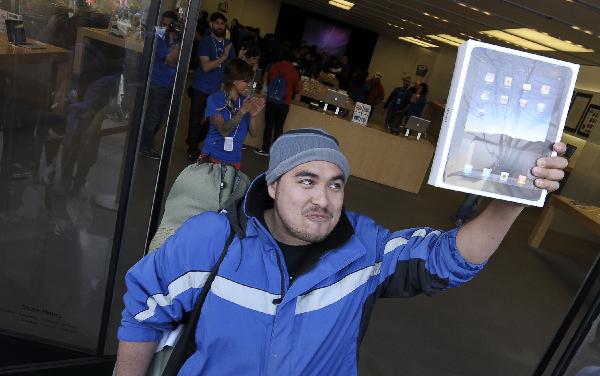 The Apple fan Abraham Peters shows his iPad. [Xinhua]