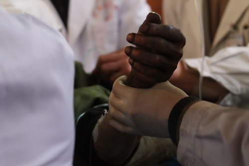 Doctors prepare to give medical treatment to a survivor rescued from the flooded Wangjialing coal mine in north China's Shanxi Province into a hospital for medical treatment on Monday, April 5, 2010. [Photo/Xinhua] 