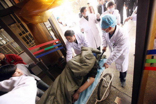 Hospital staff workers rush a survivor rescued from the flooded Wangjialing coal mine in north China's Shanxi Province into a hospital for medical treatment on Monday, April 5, 2010. [Photo/Xinhua]