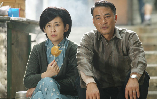 Check out still-shots of the new Hong Kong drama film 'Echoes of the Rainbow' directed by Alex Law and starring Simon Yam and Sandra Ng. The film recalls Hong Kong in the 1960s through the bittersweet stories of a struggling family.