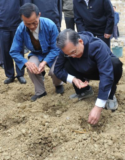 Chinese Premier Wen Jiabao plants seeds at Nalai Village of Anlong County in the Qianxinan Buyei and Miao Autonomous Prefecture, southwest China&apos;s Guizhou Province, April 4, 2010. Chinese Premier Wen Jiabao went on an inspection tour in the drought-hit southwest Guizhou Province Saturday to Monday, meeting people there, seeing the dry conditions first hand and discussing relief measures with officials.[Xinhua]