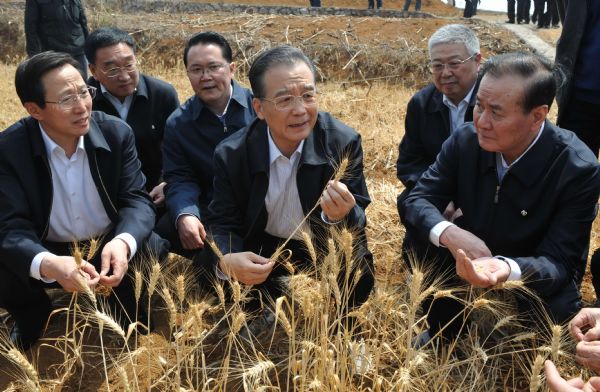 Chinese Premier Wen Jiabao inspects the drought-afflicted wheat field at Minhang Village of Xingyi City in the Qianxinan Buyei and Miao Autonomous Prefecture, southwest China&apos;s Guizhou Province, April 3, 2010. Chinese Premier Wen Jiabao went on an inspection tour in the drought-hit southwest Guizhou Province Saturday to Monday, meeting people there, seeing the dry conditions first hand and discussing relief measures with officials.[Xinhua]