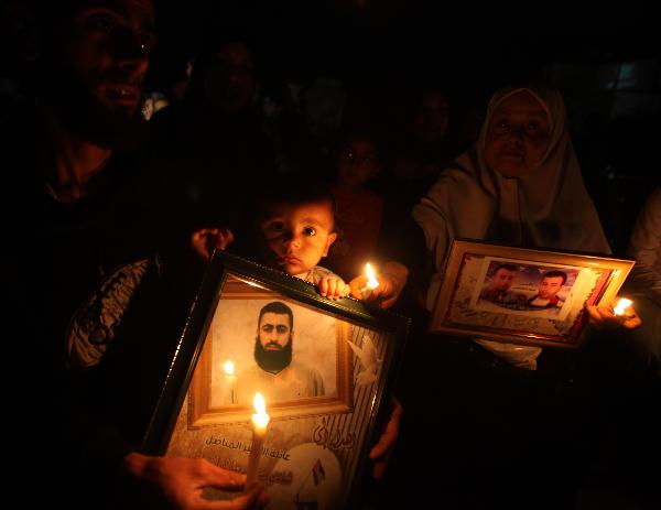  A Palestinians participates in a protest calling for the release of Palestinian prisoners and the end of Israeli blockade, in Gaza City on April 5, 2010. [Wissam Nassar/Xinhua]