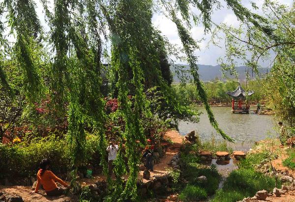 Tourists enjoy themselves at a park in Kunming, capital of southwest China's Yunnan Province, on April 4, 2010, the second day of the three-day Qingming holiday. Qingming, or Tomb-sweeping Day, was made an official holiday in response to public appeals in 2008. (Xinhua/Chen Haining) 