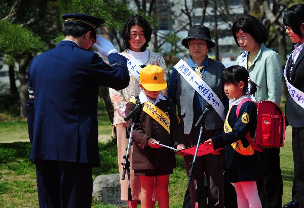 Kindergarten children attend a spring traffic safety propaganda in Osaka, Japan, April 6, 2010. [Xinhua] 