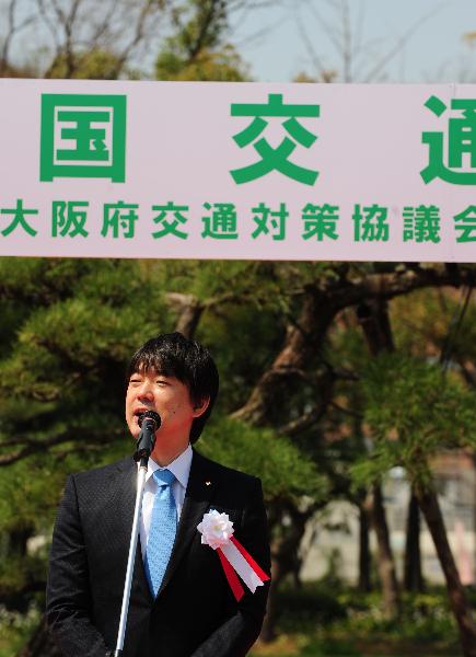 Totu Hashimoto, governor of Osaka, addresses a spring traffic safety propaganda in Osaka, Japan, April 6, 2010. [Xinhua] 