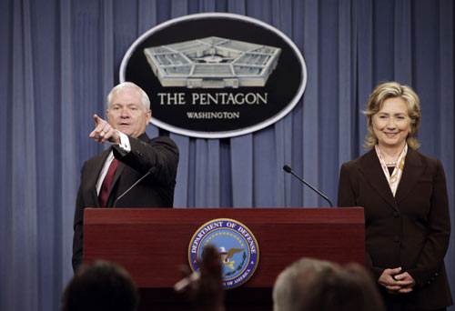 U.S. Secretary of Defense Robert Gates (L) fields a journalist's question during a joint news briefing with Secretary of State Hillary Clinton on the new Nuclear Posture Review at the Pentagon in Washington April 6, 2010. [Xinhua] 