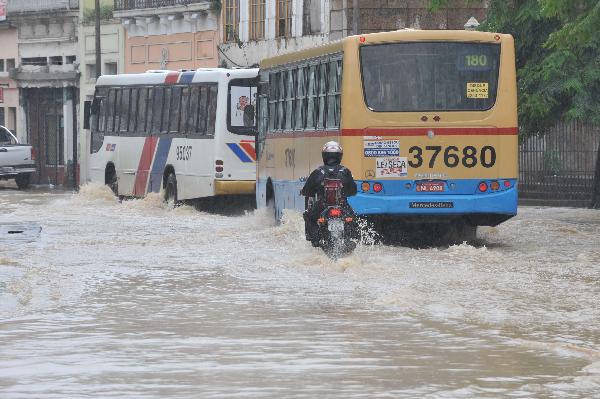 Buses move on a flooded road in Rio de Janeiro, Brazil, April 6, 2010. [Song Weiwei/Xinhua]