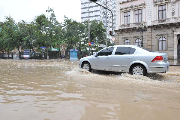 A car moves on a flooded road in Rio de Janeiro, Brazil, April 6, 2010. [Song Weiwei/Xinhua]