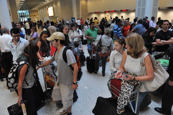 Stranded passengers wait at the airport in Rio de Janeiro, Brazil, April 6, 2010. [Song Weiwei/Xinhua]