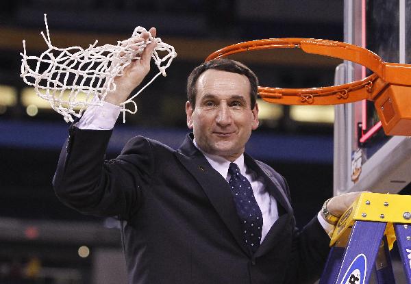 Duke&apos;s head coach Mike Krzyzewski holds up the net after the NCAA National Championship college basketball game in Indianapolis, Indiana, April 5, 2010. Duke defeated Butler, 61-59, to win the championship.(Xinhua/Reuters Photo)