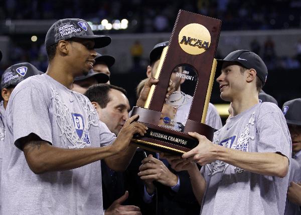 Duke&apos;s Lance Thomas (L), head coach Mike Krzyzewski and Jon Scheyer celebrate with the championship trophy after their victory against Butler in their NCAA national championship college basketball game in Indianapolis, Indiana, April 5, 2010.(Xinhua/Reuters Photo)