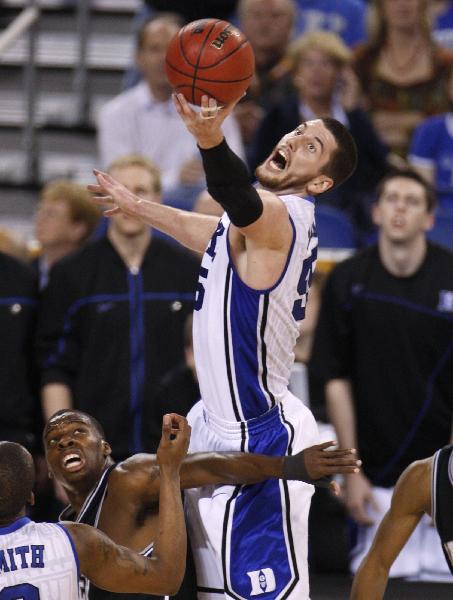 Duke&apos;s Brian Zoubek grabs a rebound over Butler&apos;s Shelvin Mack in the second half of their NCAA national championship college basketball game in Indianapolis, Indiana, April 5, 2010.(Xinhua/Reuters Photo)