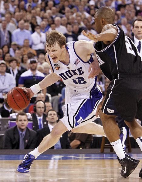 Duke&apos;s Kyle Singler drives around Butler&apos;s Willie Veasley during their NCAA National Championship college basketball game in Indianapolis, Indiana, April 5, 2010.(Xinhua/Reuters Photo)