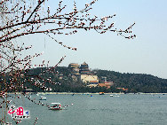 Photo shows the beautiful scenery in the Summer Palace in Beijing, capital of China. [Photo by Xiaodong]