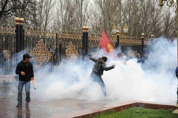 A protestor throws stones outside the presidential office in Bishkek, capital of Kyrgyzstan, April 7, 2010. [Xinhua]