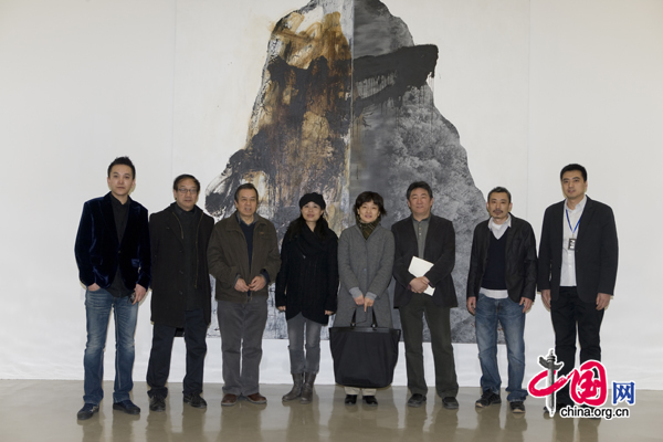 Artists standing in front of Shang Yang's Dong Qichang Project: Jiang Dahai (second from the left), Shang Yang (third from the left), Huang Jia (fourth from the left), Tan Ping (third from the right) and Hu Qinwu (second from the right)